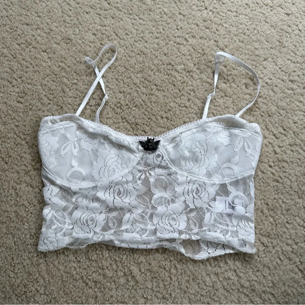 Relisted in my closet!
Boys Lie UO Urban Outfitters white cropped lace bustier - Picture 1 of 7